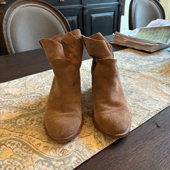 Dolce Vitta Booties - SZ. 9 1/2 Tan Suede - Picture 5 of 6